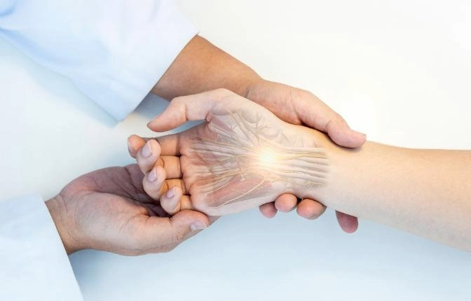 Wenn Handschmerzen den Alltag erschweren: Die Rolle der Handchirurgie.